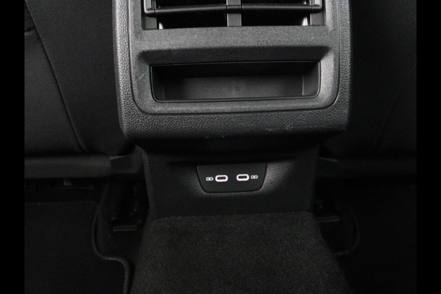 Volkswagen Golf 1.0 TSI Life | Trekhaak | Camera | Adaptive cruise | Sfeerverlichting | Carplay | Navigatie | Parkeerhulp | Climate control | Bluetooth