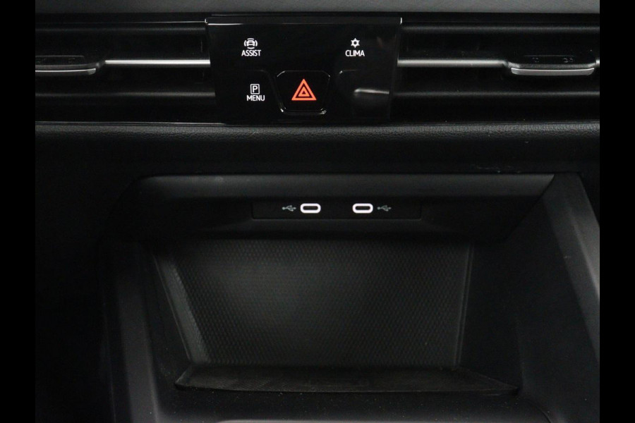 Volkswagen Golf 1.0 TSI Life | Trekhaak | Camera | Adaptive cruise | Sfeerverlichting | Carplay | Navigatie | Parkeerhulp | Climate control | Bluetooth