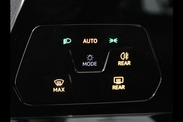 Volkswagen Golf 1.0 TSI Life | Trekhaak | Camera | Adaptive cruise | Sfeerverlichting | Carplay | Navigatie | Parkeerhulp | Climate control | Bluetooth