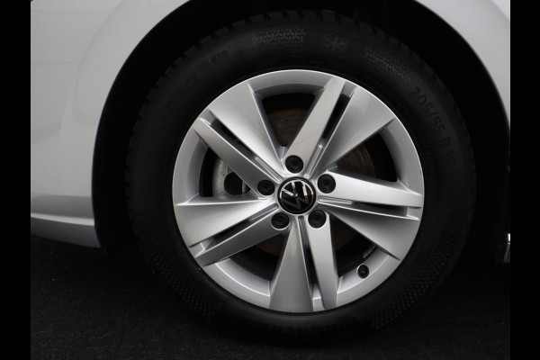 Volkswagen Golf 1.0 TSI Life | Trekhaak | Camera | Adaptive cruise | Sfeerverlichting | Carplay | Navigatie | Parkeerhulp | Climate control | Bluetooth