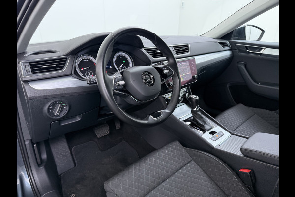 Škoda Superb Combi 1.5TSI DSG Automaat Trekhaak Elek.Stoel+Memory+Verwarmd Navi Ecc Apple Carplay Android Auto Pdc ACT Business Edition Cruise Control DAB Led Lmv Regen-/lichtsensor Privacy Glas Keyless Verwarmde Voorruit Comfort Pack Origineel Nederlandse Auto