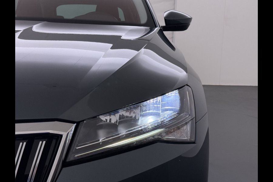 Škoda Superb Combi 1.5TSI DSG Automaat Trekhaak Elek.Stoel+Memory+Verwarmd Navi Ecc Apple Carplay Android Auto Pdc ACT Business Edition Cruise Control DAB Led Lmv Regen-/lichtsensor Privacy Glas Keyless Verwarmde Voorruit Comfort Pack Origineel Nederlandse Auto