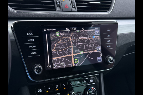 Škoda Superb Combi 1.5TSI DSG Automaat Trekhaak Elek.Stoel+Memory+Verwarmd Navi Ecc Apple Carplay Android Auto Pdc ACT Business Edition Cruise Control DAB Led Lmv Regen-/lichtsensor Privacy Glas Keyless Verwarmde Voorruit Comfort Pack Origineel Nederlandse Auto