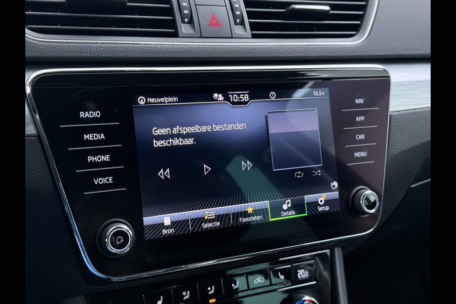 Škoda Superb Combi 1.5TSI DSG Automaat Trekhaak Elek.Stoel+Memory+Verwarmd Navi Ecc Apple Carplay Android Auto Pdc ACT Business Edition Cruise Control DAB Led Lmv Regen-/lichtsensor Privacy Glas Keyless Verwarmde Voorruit Comfort Pack Origineel Nederlandse Auto