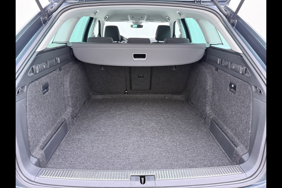 Škoda Superb Combi 1.5TSI DSG Automaat Trekhaak Elek.Stoel+Memory+Verwarmd Navi Ecc Apple Carplay Android Auto Pdc ACT Business Edition Cruise Control DAB Led Lmv Regen-/lichtsensor Privacy Glas Keyless Verwarmde Voorruit Comfort Pack Origineel Nederlandse Auto