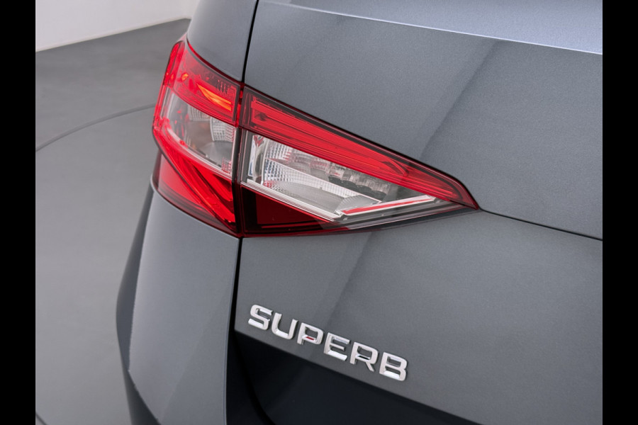 Škoda Superb Combi 1.5TSI DSG Automaat Trekhaak Elek.Stoel+Memory+Verwarmd Navi Ecc Apple Carplay Android Auto Pdc ACT Business Edition Cruise Control DAB Led Lmv Regen-/lichtsensor Privacy Glas Keyless Verwarmde Voorruit Comfort Pack Origineel Nederlandse Auto