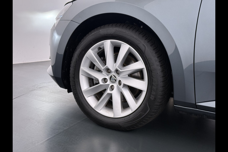 Škoda Superb Combi 1.5TSI DSG Automaat Trekhaak Elek.Stoel+Memory+Verwarmd Navi Ecc Apple Carplay Android Auto Pdc ACT Business Edition Cruise Control DAB Led Lmv Regen-/lichtsensor Privacy Glas Keyless Verwarmde Voorruit Comfort Pack Origineel Nederlandse Auto