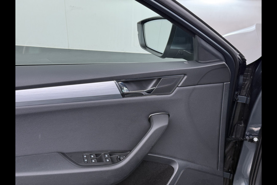 Škoda Superb Combi 1.5TSI DSG Automaat Trekhaak Elek.Stoel+Memory+Verwarmd Navi Ecc Apple Carplay Android Auto Pdc ACT Business Edition Cruise Control DAB Led Lmv Regen-/lichtsensor Privacy Glas Keyless Verwarmde Voorruit Comfort Pack Origineel Nederlandse Auto