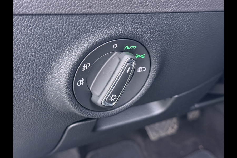 Škoda Superb Combi 1.5TSI DSG Automaat Trekhaak Elek.Stoel+Memory+Verwarmd Navi Ecc Apple Carplay Android Auto Pdc ACT Business Edition Cruise Control DAB Led Lmv Regen-/lichtsensor Privacy Glas Keyless Verwarmde Voorruit Comfort Pack Origineel Nederlandse Auto