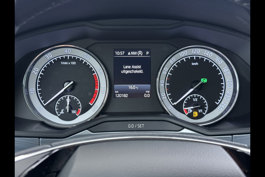 Škoda Superb Combi 1.5TSI DSG Automaat Trekhaak Elek.Stoel+Memory+Verwarmd Navi Ecc Apple Carplay Android Auto Pdc ACT Business Edition Cruise Control DAB Led Lmv Regen-/lichtsensor Privacy Glas Keyless Verwarmde Voorruit Comfort Pack Origineel Nederlandse Auto