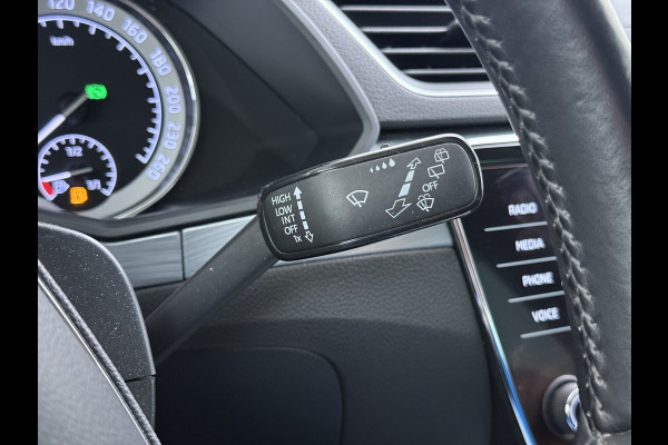 Škoda Superb Combi 1.5TSI DSG Automaat Trekhaak Elek.Stoel+Memory+Verwarmd Navi Ecc Apple Carplay Android Auto Pdc ACT Business Edition Cruise Control DAB Led Lmv Regen-/lichtsensor Privacy Glas Keyless Verwarmde Voorruit Comfort Pack Origineel Nederlandse Auto