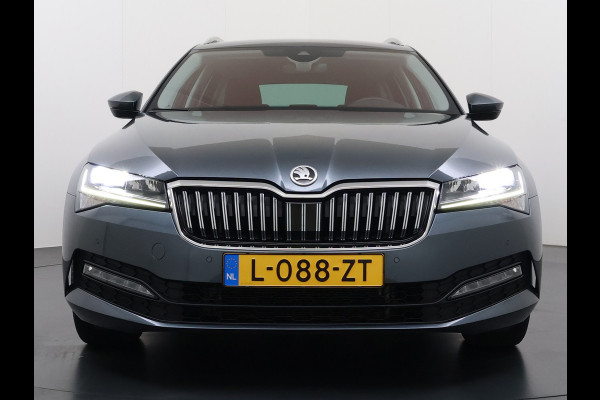 Škoda Superb Combi 1.5TSI DSG Automaat Trekhaak Elek.Stoel+Memory+Verwarmd Navi Ecc Apple Carplay Android Auto Pdc ACT Business Edition Cruise Control DAB Led Lmv Regen-/lichtsensor Privacy Glas Keyless Verwarmde Voorruit Comfort Pack Origineel Nederlandse Auto