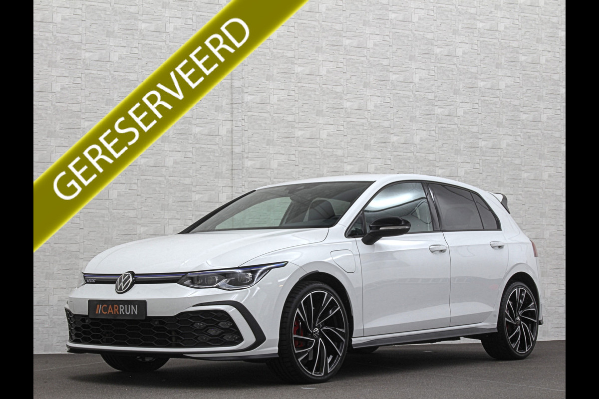 Volkswagen Golf 245 pk GTE Hybrid | IQ-Light | ACC | 19'' | GTI Diffuser | Trekhaak | Stuurwielverwarming | Achteruitrij-Camera | 3-Zone Clima | Carplay | Sfeerverlichting | Draadloos Laden |