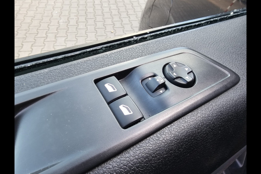 Opel Zafira-e Life L2H1 Innovation 75 kWh 8-persoons | 2x Schuifdeur | Trekhaak | Stoelverwarming | Camera | Navi |