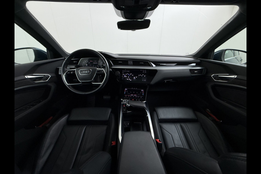 Audi e-tron 55 Quattro 95kWh Camera Panoramadak Adap.Cruise Trekhaak Navi Ecc Leder Business Edition Plus SOH 91% Elek.Stoelen+Verwarmd Keyless Rijstrooksensor AWD 4WD Elek.Achterklep 1e Eigenaar Origineel Nederlandse Auto Dealeronderhouden