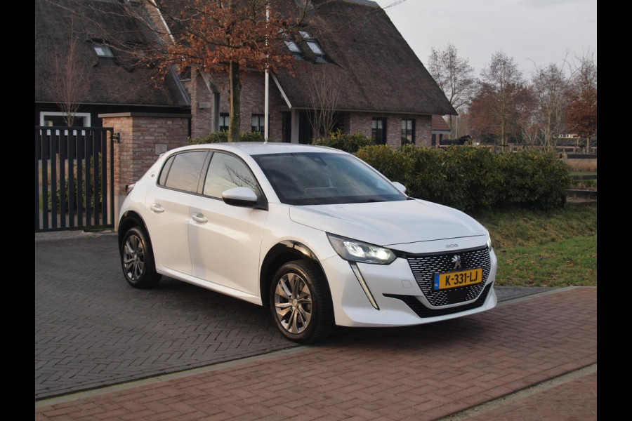 Peugeot e-208 EV Blue Lease Allure 50 kWh | SOH 90% | Camera | Cruise Control | Apple Carplay | NL-Auto |