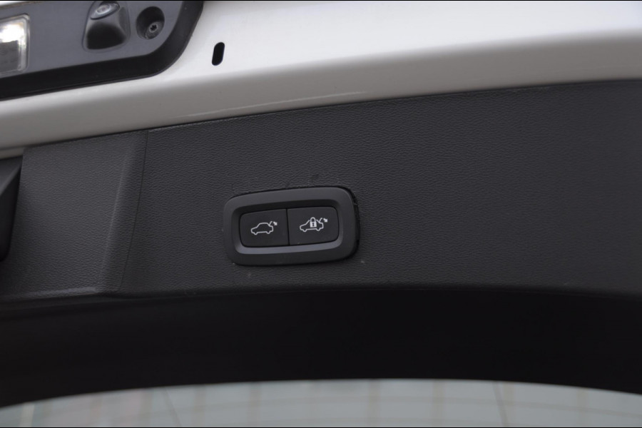 Volvo XC40 T4 211PK Automaat Core Bright / Apple carplay / Parkeersensoren met camera / Stoelverwarming / Elektrische achterklep / Keyless entry / Parkeersensoren met camera