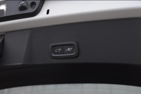 Volvo XC40 T4 211PK Automaat Core Bright / Apple carplay / Parkeersensoren met camera / Stoelverwarming / Elektrische achterklep / Keyless entry / Parkeersensoren met camera