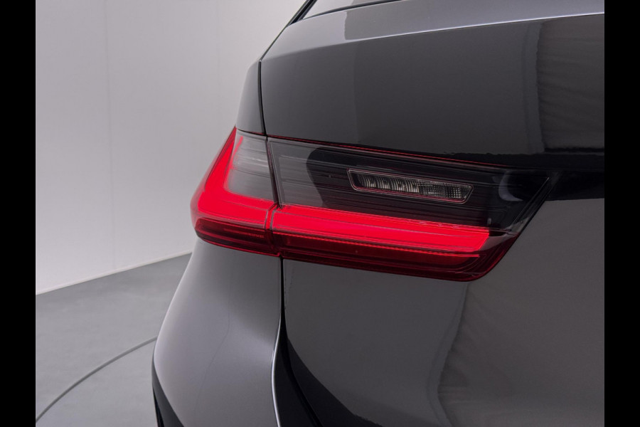 BMW 3 Serie Touring 320e VAN € 42.899,- VOOR € 39.877,- UW LENTEVOORDEEL: €3.022,-! | M-SPORT | FACELIFT| PANO|1.STE EIGENAAR, DEALER OH. | LEER | ELEK. TREKHAAK| FABRIEKSGARANTIE T/M 08 2027| LEER| STOELVERWARMING| 19 INCH! SUPER COMPLEET!