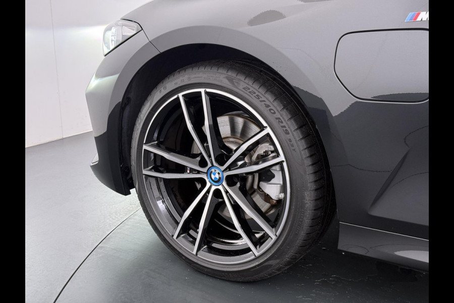BMW 3 Serie Touring 320e VAN € 42.899,- VOOR € 39.877,- UW LENTEVOORDEEL: €3.022,-! | M-SPORT | FACELIFT| PANO|1.STE EIGENAAR, DEALER OH. | LEER | ELEK. TREKHAAK| FABRIEKSGARANTIE T/M 08 2027| LEER| STOELVERWARMING| 19 INCH! SUPER COMPLEET!