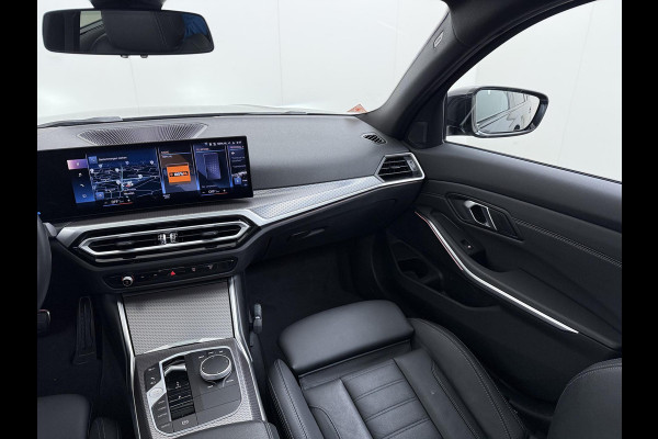 BMW 3 Serie Touring 320e VAN € 42.899,- VOOR € 39.877,- UW LENTEVOORDEEL: €3.022,-! | M-SPORT | FACELIFT| PANO|1.STE EIGENAAR, DEALER OH. | LEER | ELEK. TREKHAAK| FABRIEKSGARANTIE T/M 08 2027| LEER| STOELVERWARMING| 19 INCH! SUPER COMPLEET!