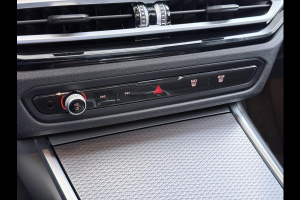 BMW 3 Serie Touring 320e VAN € 42.899,- VOOR € 39.877,- UW LENTEVOORDEEL: €3.022,-! | M-SPORT | FACELIFT| PANO|1.STE EIGENAAR, DEALER OH. | LEER | ELEK. TREKHAAK| FABRIEKSGARANTIE T/M 08 2027| LEER| STOELVERWARMING| 19 INCH! SUPER COMPLEET!