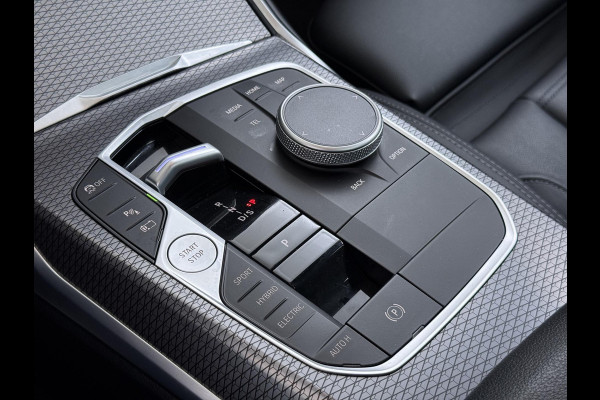 BMW 3 Serie Touring 320e VAN € 42.899,- VOOR € 39.877,- UW LENTEVOORDEEL: €3.022,-! | M-SPORT | FACELIFT| PANO|1.STE EIGENAAR, DEALER OH. | LEER | ELEK. TREKHAAK| FABRIEKSGARANTIE T/M 08 2027| LEER| STOELVERWARMING| 19 INCH! SUPER COMPLEET!