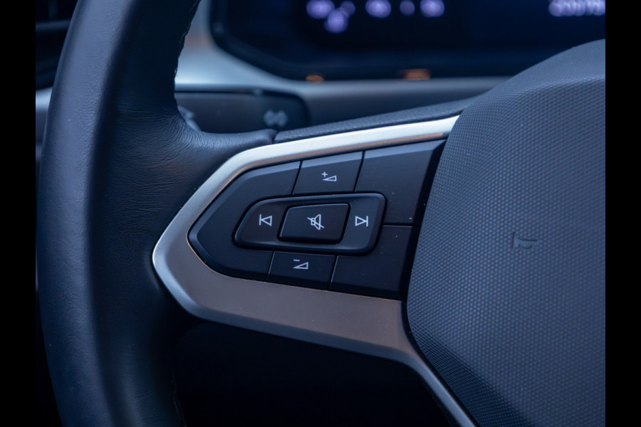 Volkswagen T-Roc 1.0 TSI 116 PK Business Edition | Stoelverwarming | Apple Carplay / Android auto | Automatisch inparkeren, Climate control, all season banden, extra getint glas achter