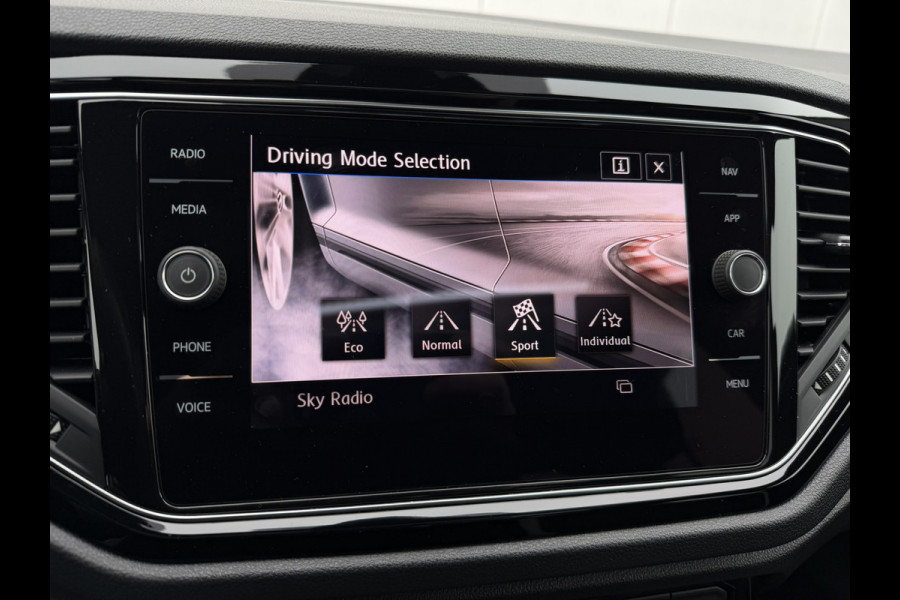 Volkswagen T-Roc 1.5 TSI Sport | Pano | Trekhaak | LED | Carplay | Camera | Virtual Cockpit | PDC