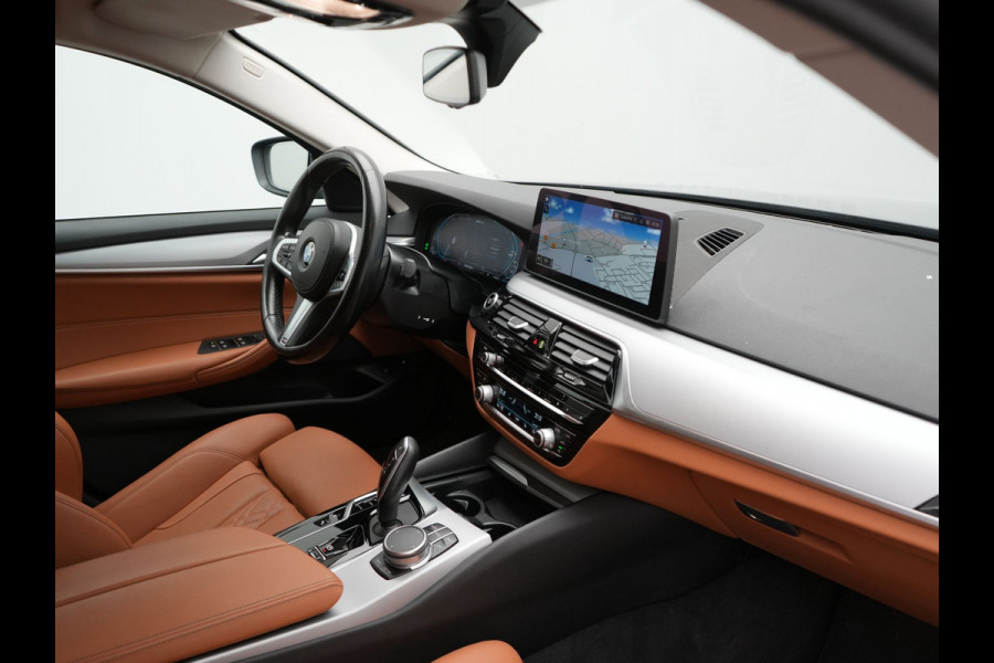 BMW 5 Serie Touring 530e Sportline Plug In Hybrid 293pk Dealer O.H Bernina Grau Metallic PHEV | Trekhaak Afn. | M Sportstuur | Camera | Lederen Sportstoelen Verwarmd | Cruise Control | BMW LED | Hifi Sound | Apple Carplay | Navigatie | Virtual | DAB |