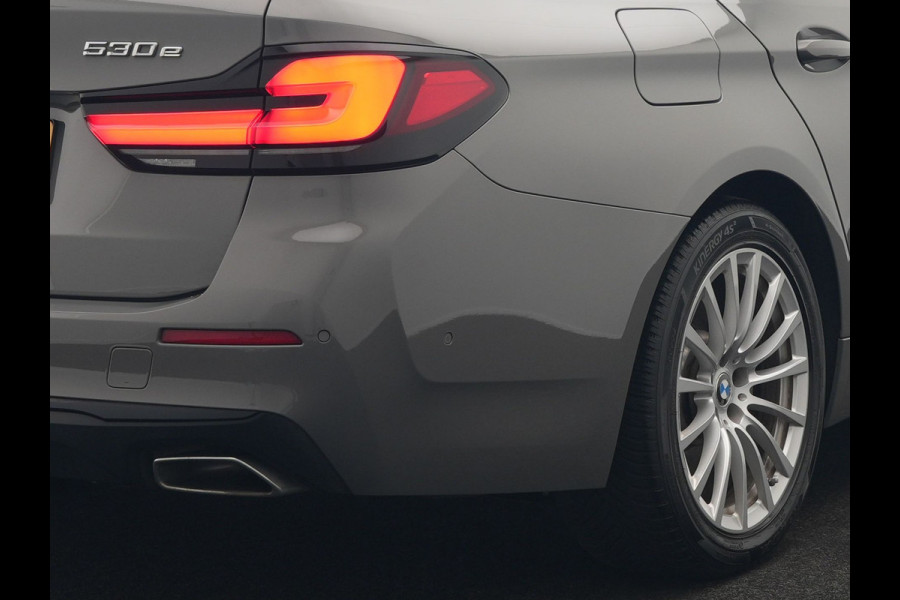 BMW 5 Serie Touring 530e Sportline Plug In Hybrid 293pk Dealer O.H Bernina Grau Metallic PHEV | Trekhaak Afn. | M Sportstuur | Camera | Lederen Sportstoelen Verwarmd | Cruise Control | BMW LED | Hifi Sound | Apple Carplay | Navigatie | Virtual | DAB |