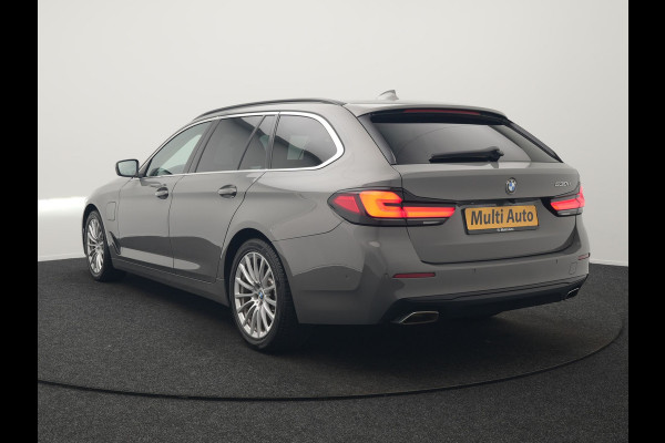 BMW 5 Serie Touring 530e Sportline Plug In Hybrid 293pk Dealer O.H Bernina Grau Metallic PHEV | Trekhaak Afn. | M Sportstuur | Camera | Lederen Sportstoelen Verwarmd | Cruise Control | BMW LED | Hifi Sound | Apple Carplay | Navigatie | Virtual | DAB |