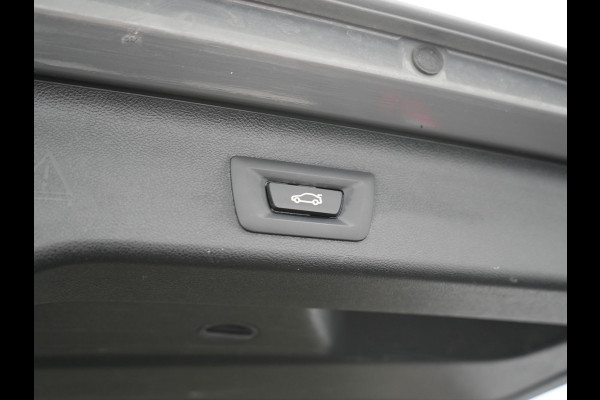 BMW 5 Serie Touring 530e Sportline Plug In Hybrid 293pk Dealer O.H Bernina Grau Metallic PHEV | Trekhaak Afn. | M Sportstuur | Camera | Lederen Sportstoelen Verwarmd | Cruise Control | BMW LED | Hifi Sound | Apple Carplay | Navigatie | Virtual | DAB |