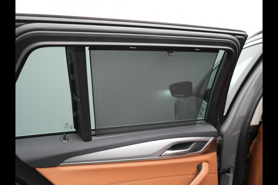 BMW 5 Serie Touring 530e Sportline Plug In Hybrid 293pk Dealer O.H Bernina Grau Metallic PHEV | Trekhaak Afn. | M Sportstuur | Camera | Lederen Sportstoelen Verwarmd | Cruise Control | BMW LED | Hifi Sound | Apple Carplay | Navigatie | Virtual | DAB |
