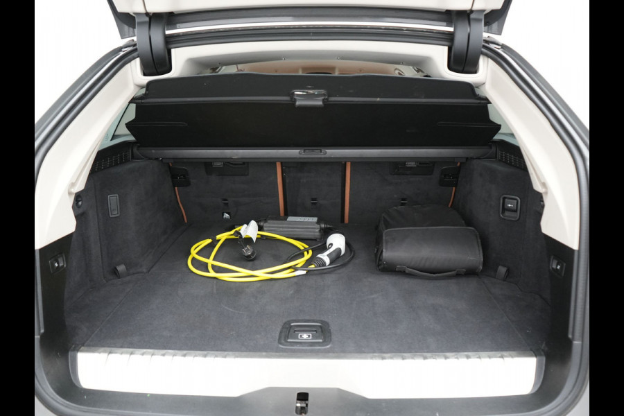 BMW 5 Serie Touring 530e Sportline Plug In Hybrid 293pk Dealer O.H Bernina Grau Metallic PHEV | Trekhaak Afn. | M Sportstuur | Camera | Lederen Sportstoelen Verwarmd | Cruise Control | BMW LED | Hifi Sound | Apple Carplay | Navigatie | Virtual | DAB |