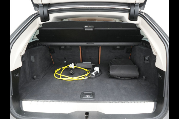 BMW 5 Serie Touring 530e Sportline Plug In Hybrid 293pk Dealer O.H Bernina Grau Metallic PHEV | Trekhaak Afn. | M Sportstuur | Camera | Lederen Sportstoelen Verwarmd | Cruise Control | BMW LED | Hifi Sound | Apple Carplay | Navigatie | Virtual | DAB |