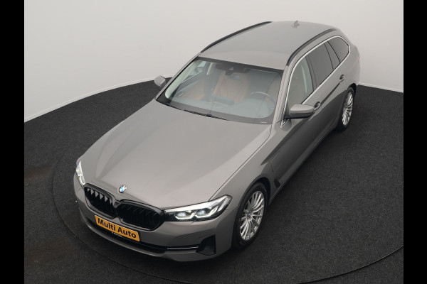 BMW 5 Serie Touring 530e Sportline Plug In Hybrid 293pk Dealer O.H Bernina Grau Metallic PHEV | Trekhaak Afn. | M Sportstuur | Camera | Lederen Sportstoelen Verwarmd | Cruise Control | BMW LED | Hifi Sound | Apple Carplay | Navigatie | Virtual | DAB |