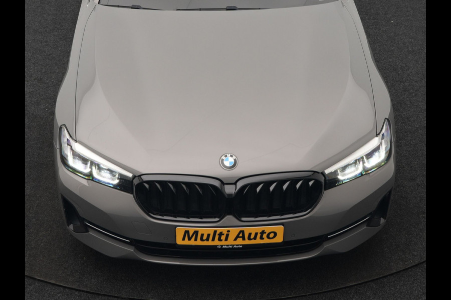 BMW 5 Serie Touring 530e Sportline Plug In Hybrid 293pk Dealer O.H Bernina Grau Metallic PHEV | Trekhaak Afn. | M Sportstuur | Camera | Lederen Sportstoelen Verwarmd | Cruise Control | BMW LED | Hifi Sound | Apple Carplay | Navigatie | Virtual | DAB |