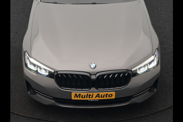 BMW 5 Serie Touring 530e Sportline Plug In Hybrid 293pk Dealer O.H Bernina Grau Metallic PHEV | Trekhaak Afn. | M Sportstuur | Camera | Lederen Sportstoelen Verwarmd | Cruise Control | BMW LED | Hifi Sound | Apple Carplay | Navigatie | Virtual | DAB |