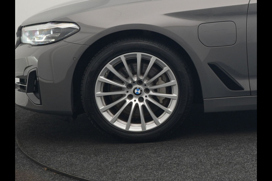BMW 5 Serie Touring 530e Sportline Plug In Hybrid 293pk Dealer O.H Bernina Grau Metallic PHEV | Trekhaak Afn. | M Sportstuur | Camera | Lederen Sportstoelen Verwarmd | Cruise Control | BMW LED | Hifi Sound | Apple Carplay | Navigatie | Virtual | DAB |