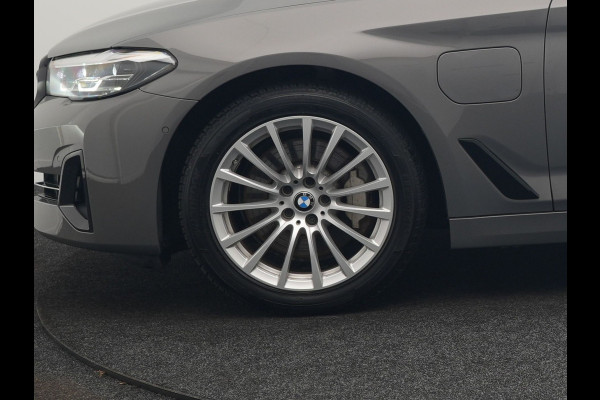 BMW 5 Serie Touring 530e Sportline Plug In Hybrid 293pk Dealer O.H Bernina Grau Metallic PHEV | Trekhaak Afn. | M Sportstuur | Camera | Lederen Sportstoelen Verwarmd | Cruise Control | BMW LED | Hifi Sound | Apple Carplay | Navigatie | Virtual | DAB |