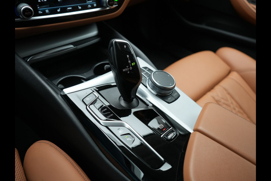 BMW 5 Serie Touring 530e Sportline Plug In Hybrid 293pk Dealer O.H Bernina Grau Metallic PHEV | Trekhaak Afn. | M Sportstuur | Camera | Lederen Sportstoelen Verwarmd | Cruise Control | BMW LED | Hifi Sound | Apple Carplay | Navigatie | Virtual | DAB |