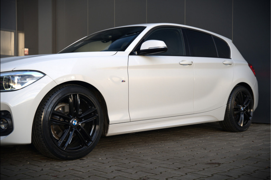 BMW 1-serie 118i Corporate Lease Executive M Sport | Automaat | Stuurverwarming | Stoelverwarming | NAP | Keyless | Cruise Control | PDC | Shadow line | Digital Dash | Navigatie Business | Led |  Dealer Onderhouden |