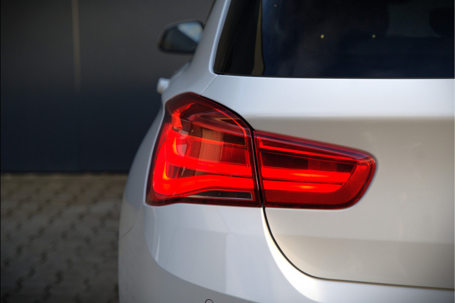 BMW 1-serie 118i Corporate Lease Executive M Sport | Automaat | Stuurverwarming | Stoelverwarming | NAP | Keyless | Cruise Control | PDC | Shadow line | Digital Dash | Navigatie Business | Led |  Dealer Onderhouden |