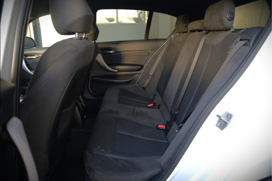 BMW 1-serie 118i Corporate Lease Executive M Sport | Automaat | Stuurverwarming | Stoelverwarming | NAP | Keyless | Cruise Control | PDC | Shadow line | Digital Dash | Navigatie Business | Led |  Dealer Onderhouden |