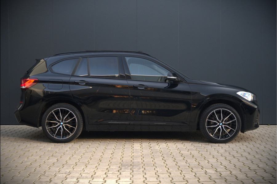 BMW X1 xDrive25e eDrive Edition M Sport | Panoramadak | Leer | Head-Up Display | Camera | Shadowline | Keyless | Cruise Control | Navigatie Prof. | Stoelverwarming | Elek. Achterklep | Ambiance Verlichting