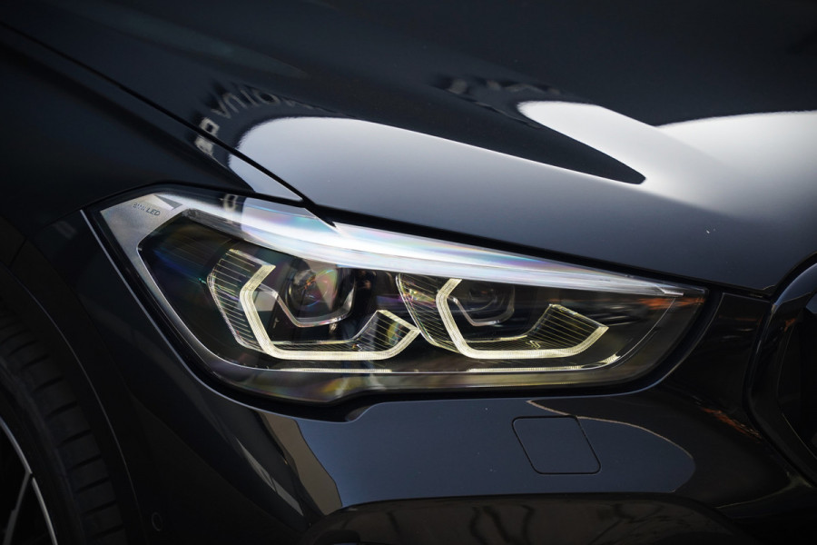 BMW X1 xDrive25e eDrive Edition M Sport | Panoramadak | Leer | Head-Up Display | Camera | Shadowline | Keyless | Cruise Control | Navigatie Prof. | Stoelverwarming | Elek. Achterklep | Ambiance Verlichting