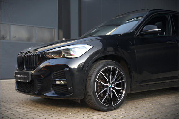 BMW X1 xDrive25e eDrive Edition M Sport | Panoramadak | Leer | Head-Up Display | Camera | Shadowline | Keyless | Cruise Control | Navigatie Prof. | Stoelverwarming | Elek. Achterklep | Ambiance Verlichting