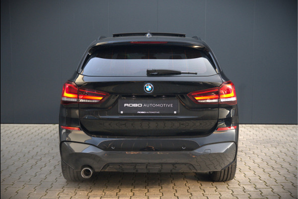 BMW X1 xDrive25e eDrive Edition M Sport | Panoramadak | Leer | Head-Up Display | Camera | Shadowline | Keyless | Cruise Control | Navigatie Prof. | Stoelverwarming | Elek. Achterklep | Ambiance Verlichting