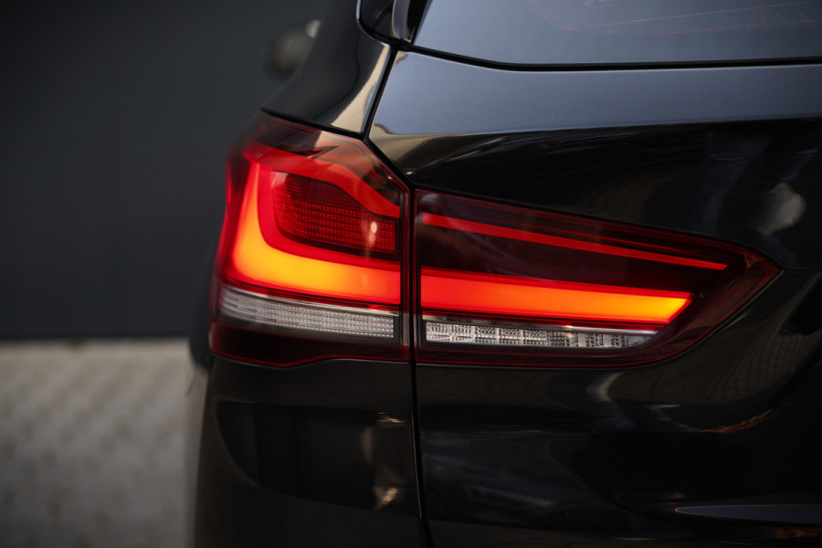 BMW X1 xDrive25e eDrive Edition M Sport | Panoramadak | Leer | Head-Up Display | Camera | Shadowline | Keyless | Cruise Control | Navigatie Prof. | Stoelverwarming | Elek. Achterklep | Ambiance Verlichting